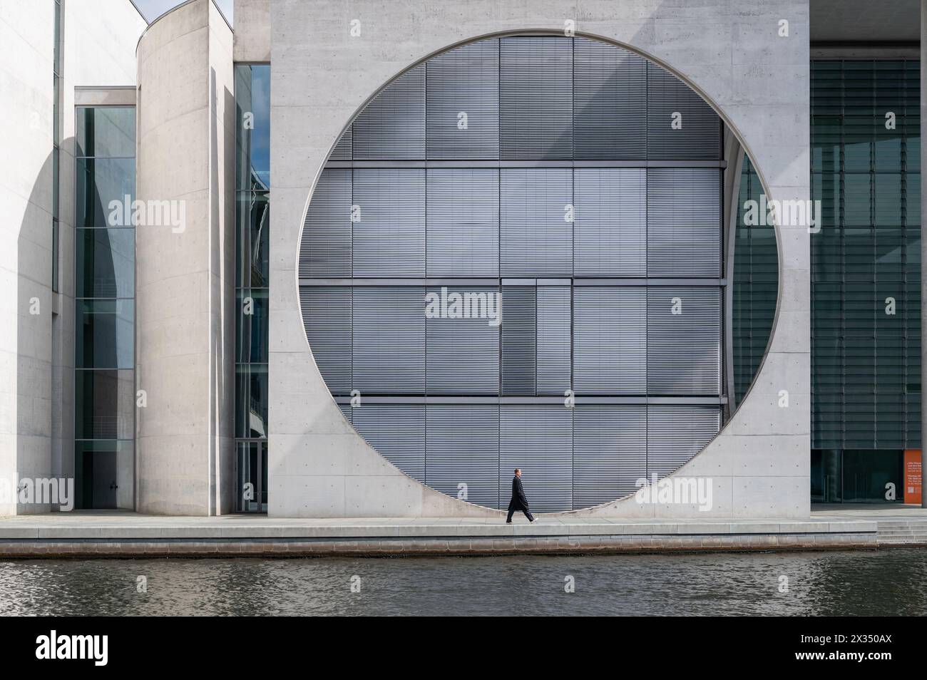 23.04.2024, Berlino, Germania, Europa - Vista del futuristico edificio Marie-Elisabeth-Lueders-Haus lungo il fiume Sprea nel quartiere governativo. Foto Stock