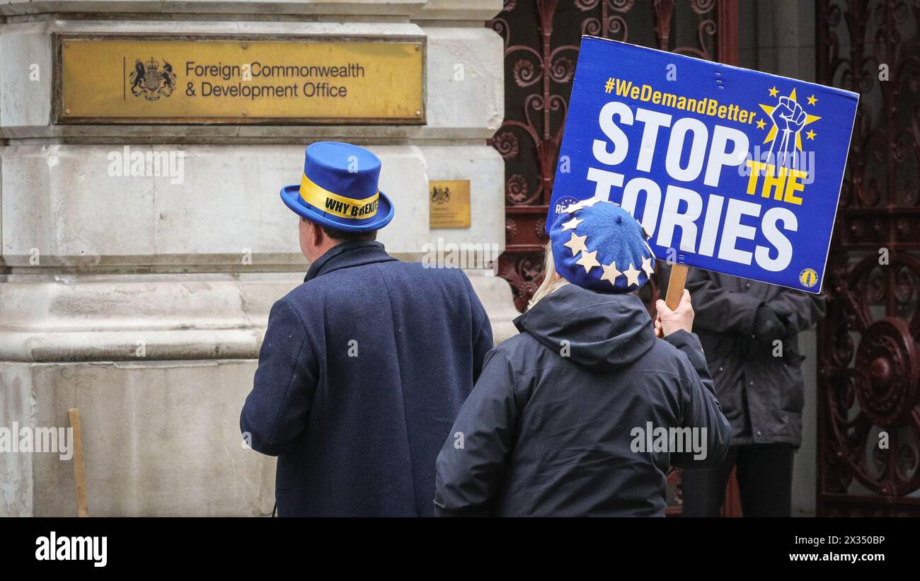 Westminster, Londra, Regno Unito. 24 aprile 2024. Gli attivisti anti-governativi pro-UE intorno a Westminster 'Stop Brexit Man' Steve Bray portano la loro protesta con bandiere e cartelli all'ingresso del Foreign and Commonwealth Office per un po' oggi, prima di tornare al loro posto regolare fuori dal Parlamento. Crediti: Imageplotter/Alamy Live News Foto Stock