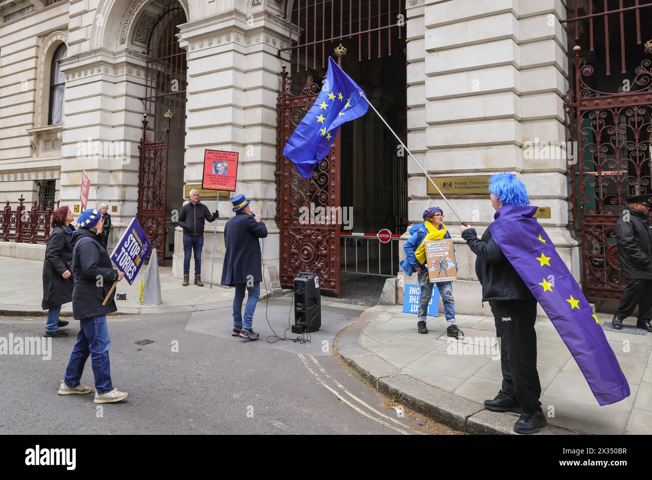 Westminster, Londra, Regno Unito. 24 aprile 2024. Gli attivisti anti-governativi pro-UE intorno a Westminster 'Stop Brexit Man' Steve Bray portano la loro protesta con bandiere e cartelli all'ingresso del Foreign and Commonwealth Office per un po' oggi, prima di tornare al loro posto regolare fuori dal Parlamento. Crediti: Imageplotter/Alamy Live News Foto Stock