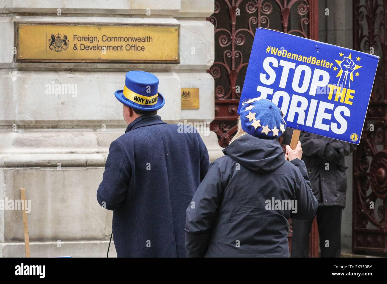 Westminster, Londra, Regno Unito. 24 aprile 2024. Gli attivisti anti-governativi pro-UE intorno a Westminster 'Stop Brexit Man' Steve Bray portano la loro protesta con bandiere e cartelli all'ingresso del Foreign and Commonwealth Office per un po' oggi, prima di tornare al loro posto regolare fuori dal Parlamento. Crediti: Imageplotter/Alamy Live News Foto Stock