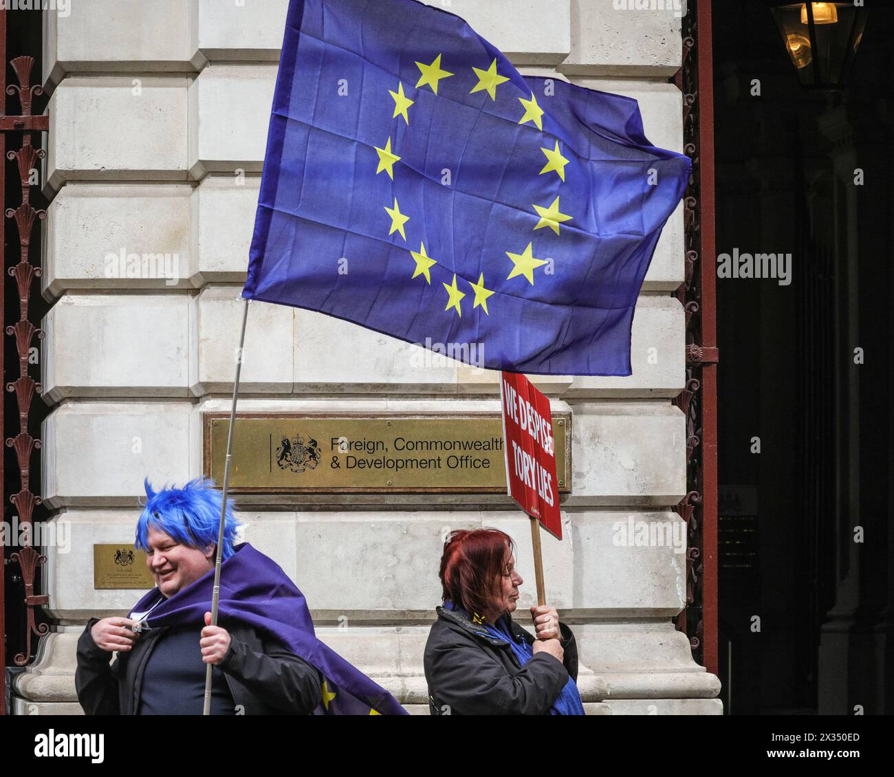 Westminster, Londra, Regno Unito. 24 aprile 2024. Gli attivisti anti-governativi pro-UE intorno a Westminster 'Stop Brexit Man' Steve Bray portano la loro protesta con bandiere e cartelli all'ingresso del Foreign and Commonwealth Office per un po' oggi, prima di tornare al loro posto regolare fuori dal Parlamento. Crediti: Imageplotter/Alamy Live News Foto Stock