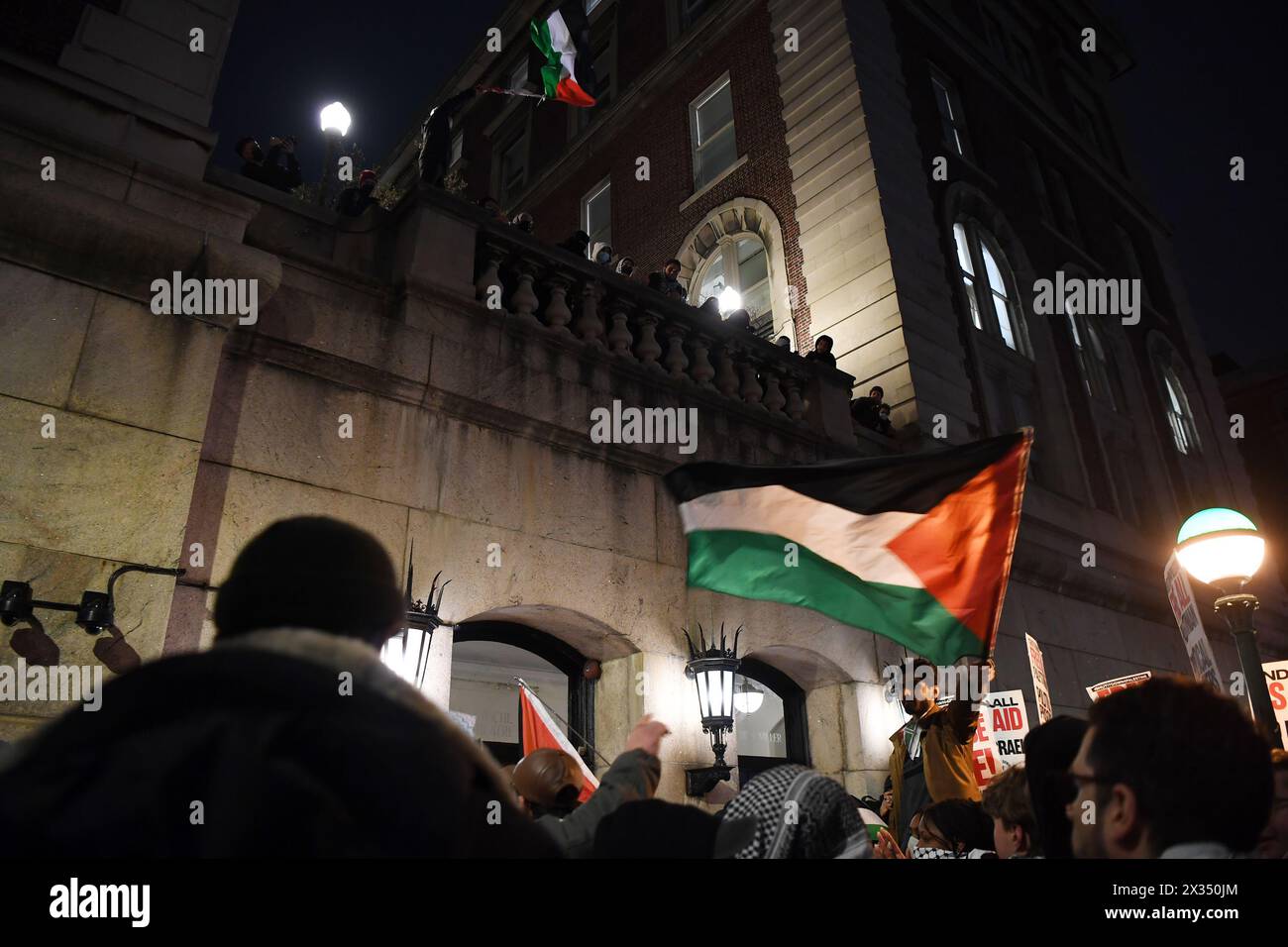 New York, Stati Uniti. 24 aprile 2024. Le persone partecipano a una manifestazione pro-palestinese fuori dalla Columbia University a New York, negli Stati Uniti, il 24 aprile 2024. La Columbia University, nel mezzo di un ottavo giorno di dimostrazioni tese, ha dichiarato mercoledì di aver esteso i negoziati con gli attivisti studenteschi per quanto riguarda lo smantellamento di un accampamento filo-palestinese. Crediti: Li Rui/Xinhua/Alamy Live News Foto Stock