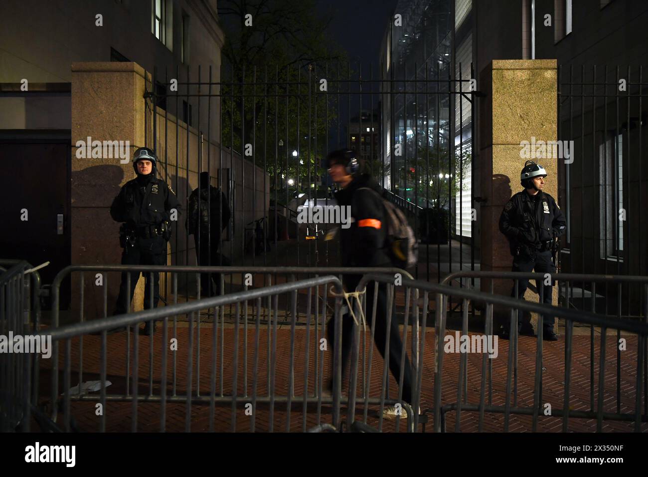 New York, Stati Uniti. 24 aprile 2024. Gli agenti di polizia sono di guardia in un cancello della Columbia University a New York, negli Stati Uniti, il 24 aprile 2024. La Columbia University, nel mezzo di un ottavo giorno di dimostrazioni tese, ha dichiarato mercoledì di aver esteso i negoziati con gli attivisti studenteschi per quanto riguarda lo smantellamento di un accampamento filo-palestinese. Crediti: Li Rui/Xinhua/Alamy Live News Foto Stock