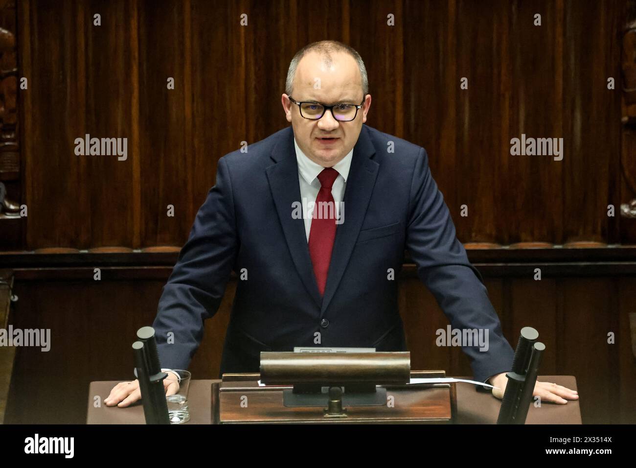 Warwas, Polonia, il 24 aprile 2024. Adam Bodnar, ministro della giustizia e procuratore generale della Polonia, parla dello scandalo Pegasus durante la decima sessione del Parlamento polacco nell'edificio del Parlamento in via Wiejska a Varsavia, la capitale della Polonia. Il parlamento discute questioni controverse dello Stato di diritto. . Crediti: Dominika Zarzycka/Alamy Live News. Foto Stock
