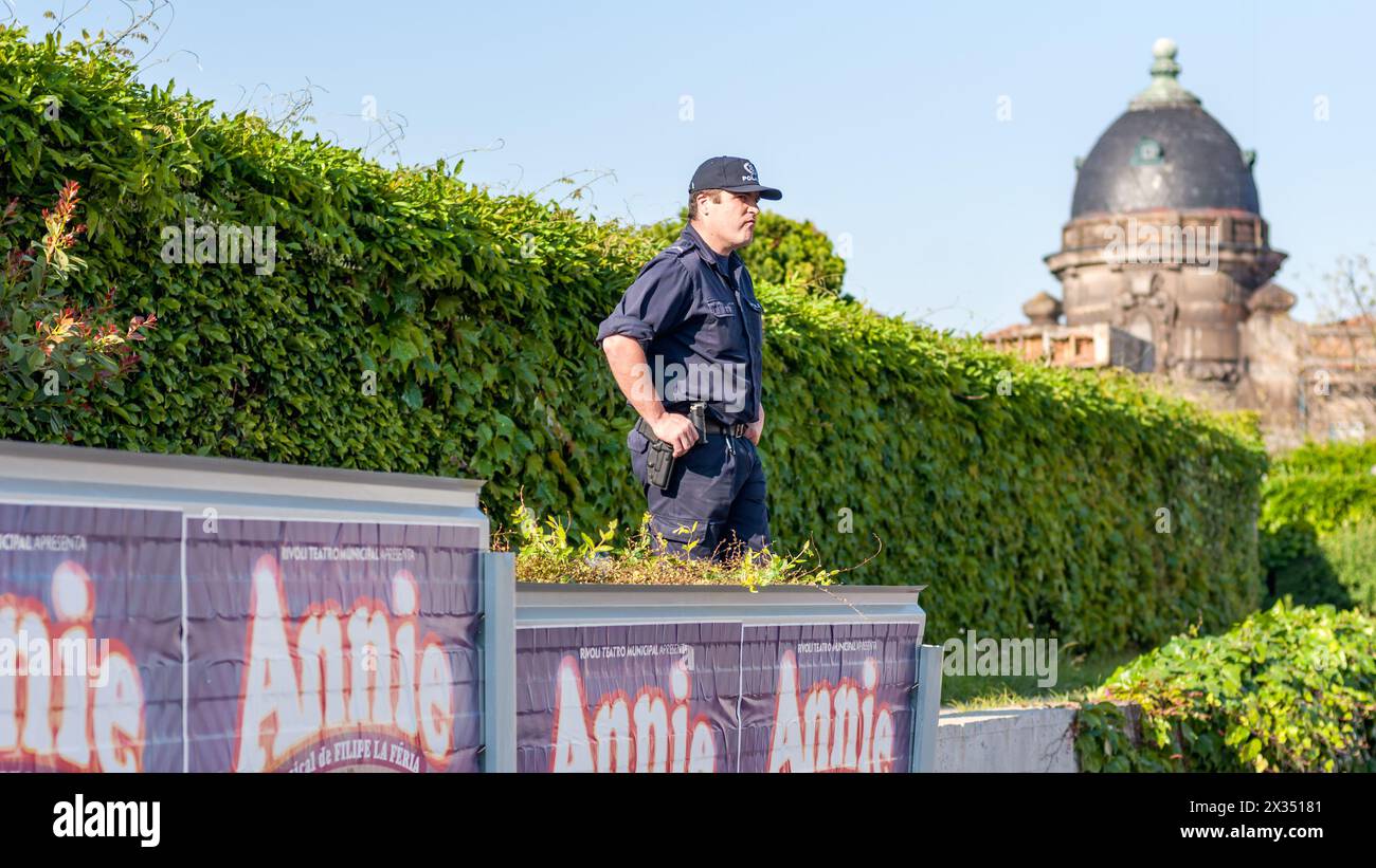 Porto, Portogallo - 5 maggio 2019: Agente di polizia di pattuglia Foto Stock
