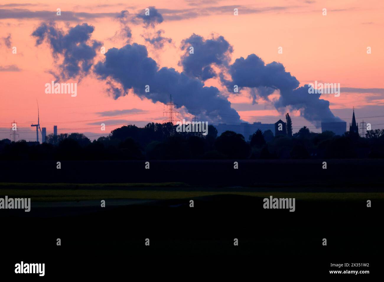 Dampfwolken steigen auf vom Kohlekraftwerk Niederaußem des Stromkonzerns RWE. Themenbild, Symbolbild Köln, 21.04.2024 NRW Deutschland *** nuvole di vapore che si innalzano dalla centrale elettrica a carbone di Niederaussem gestita dal gruppo elettrico RWE immagine a tema, immagine simbolica Colonia, 21 04 2024 NRW Germania Copyright: XChristophxHardtx Foto Stock