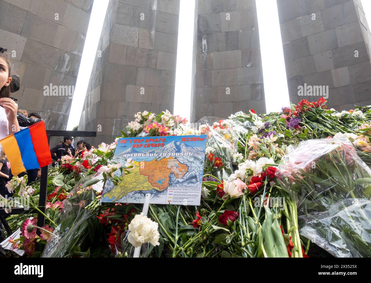 24 aprile 2024: Armenians during Memorial on Genocide Remembrance Day at Tsitsernakaberd Armenian Genocide Memorial Complex Yerevan Armenia Foto Stock