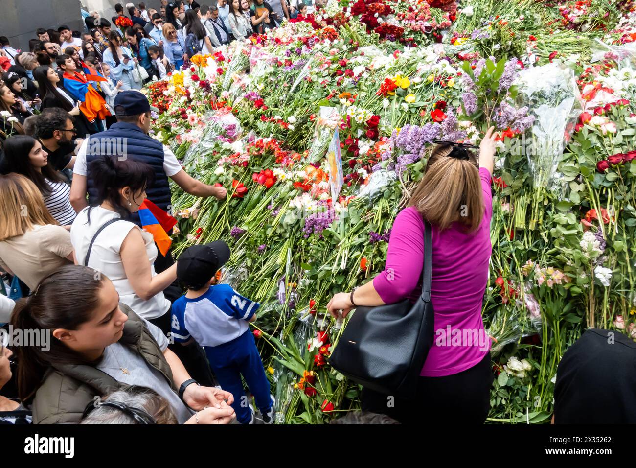 24 aprile 2024: Armenians during Memorial on Genocide Remembrance Day at Tsitsernakaberd Armenian Genocide Memorial Complex Yerevan Armenia Foto Stock