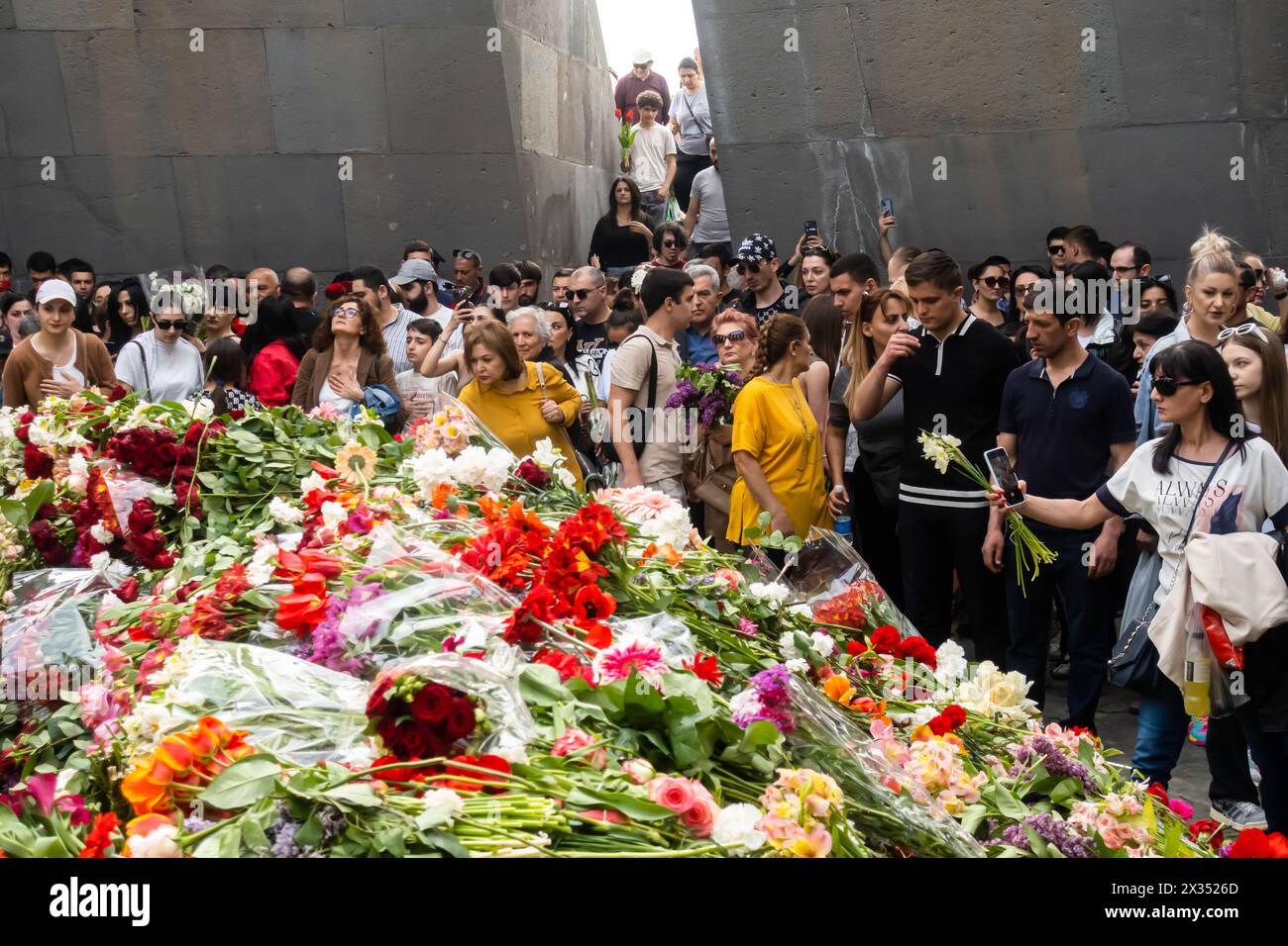 24 aprile 2024: Armenians during Memorial on Genocide Remembrance Day at Tsitsernakaberd Armenian Genocide Memorial Complex Yerevan Armenia Foto Stock