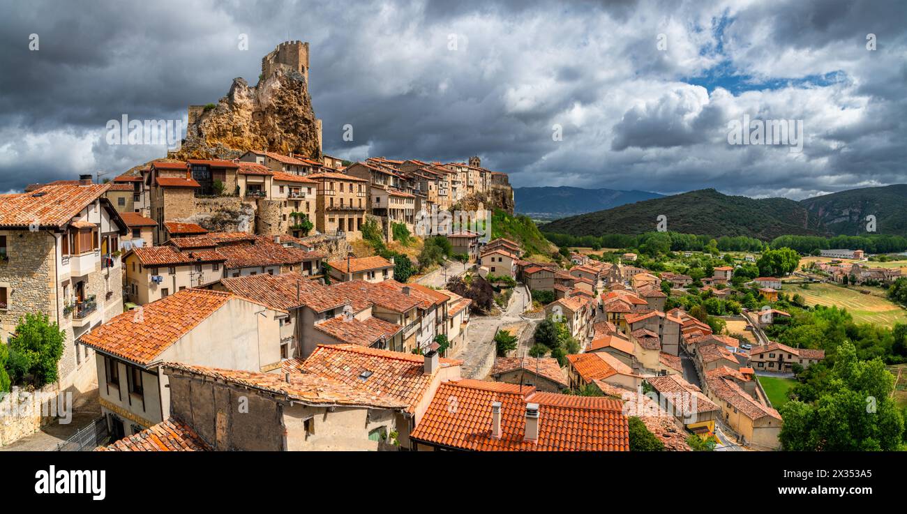 Mirador de Frias (punto panoramico di Frias), situato a Montes Obarenses, la città medievale di Frías è considerata uno dei villaggi più belli della Spagna Foto Stock