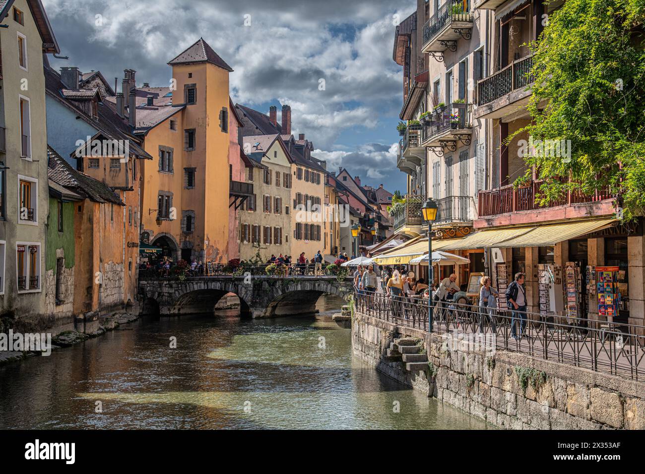Il fiume Thiou con l'edificio storico Palais de l'Île nella vecchia città di Annecy in Francia. Foto Stock
