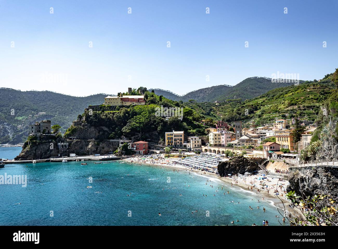 Monterosso, Italia - 10 luglio 2023: Splendida vista di Monterosso, uno dei borghi delle cinque Terre. Spiaggia con turisti accanto a edifici colorati Foto Stock