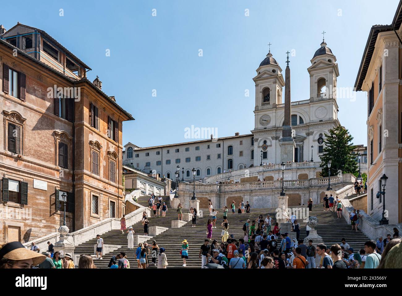 Roma, Italia - 14 luglio 2023: Piazza di Spagna a Roma, Italia. Famosa piazza e punto di riferimento con molti turisti Foto Stock