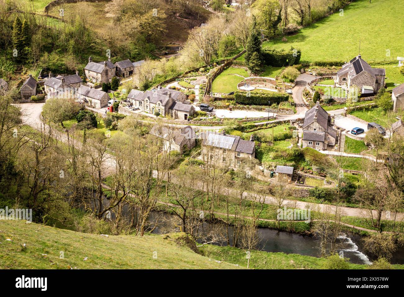 Vista dal Shining Tor del fiume dove che attraversa il villaggio Peak District di Milldale Derbyshire nel English Peak District Foto Stock