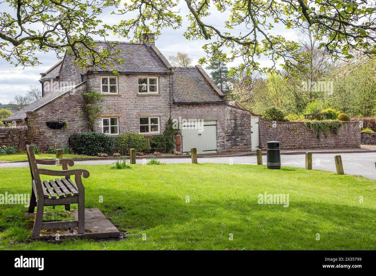Il verde del villaggio e il cottage nello Staffordshire Moorlands Peak District Village di Alstonefield Inghilterra Regno Unito Foto Stock