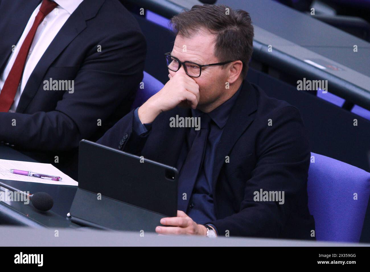 Berlin, Deutschland, 24.04.2024: Deutscher Bundestag: 165. Bundestagssitzung: Ostbeauftragter Carsten Schneider, SPD *** Berlino, Germania, 24 04 2024 Bundestag tedesco 165 rappresentante della sessione del Bundestag per l'Europa orientale Carsten Schneider, SPD Copyright: XdtsxNachrichtenagenturx dts 35083 Foto Stock