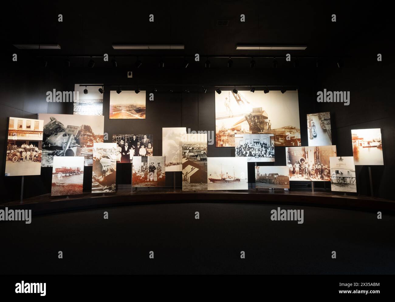 Mostra storica di fotografie in bianco e nero in mostra al Texas City Museum di Texas City, Texas. Foto Stock