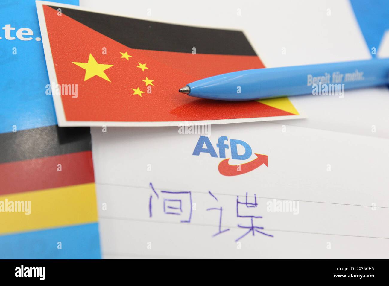 Auf einem Schreibblock der Partei alternative für Deutschland liegt ein Aufkleber mit einer halben Flagge Chinas und einer halben Flagge Deutschlands. Auf dem Block steht in chinesischen Buchstaben das Wort Spion geschrieben. Simbolo/simbolo foto. Lurup Amburgo *** Un adesivo con metà della bandiera della Cina e metà della bandiera della Germania è su un blocco di scrittura dell'alternativa per il partito tedesco la parola spia è scritta sul pad in lettere cinesi immagine simbolica foto simbolica Lurup Amburgo Foto Stock