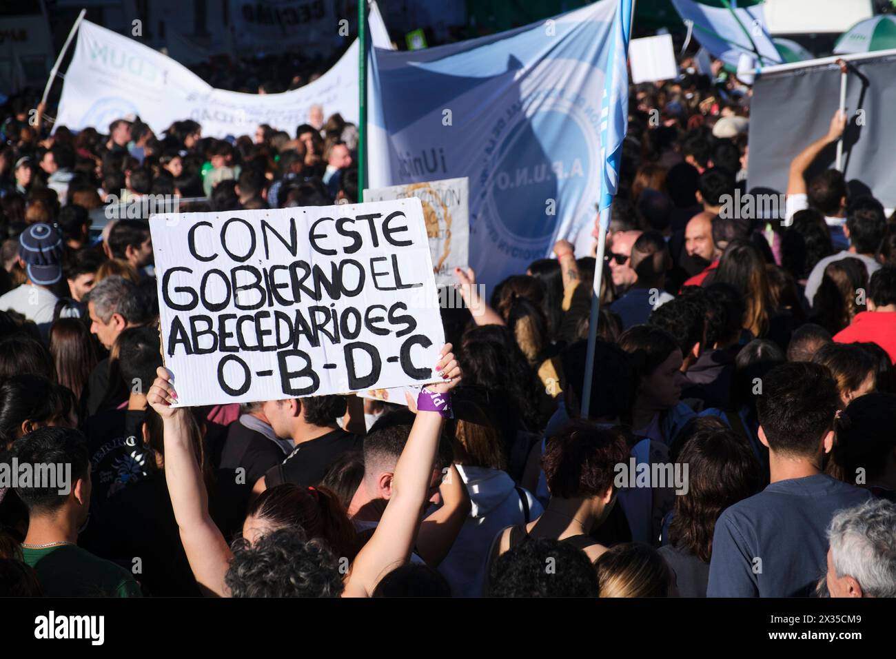Buenos Aires, Argentina, 23 aprile 2024: Persone che protestano in difesa dell'istruzione universitaria pubblica, gratuita e di qualità. Poster: Con questo governo t Foto Stock