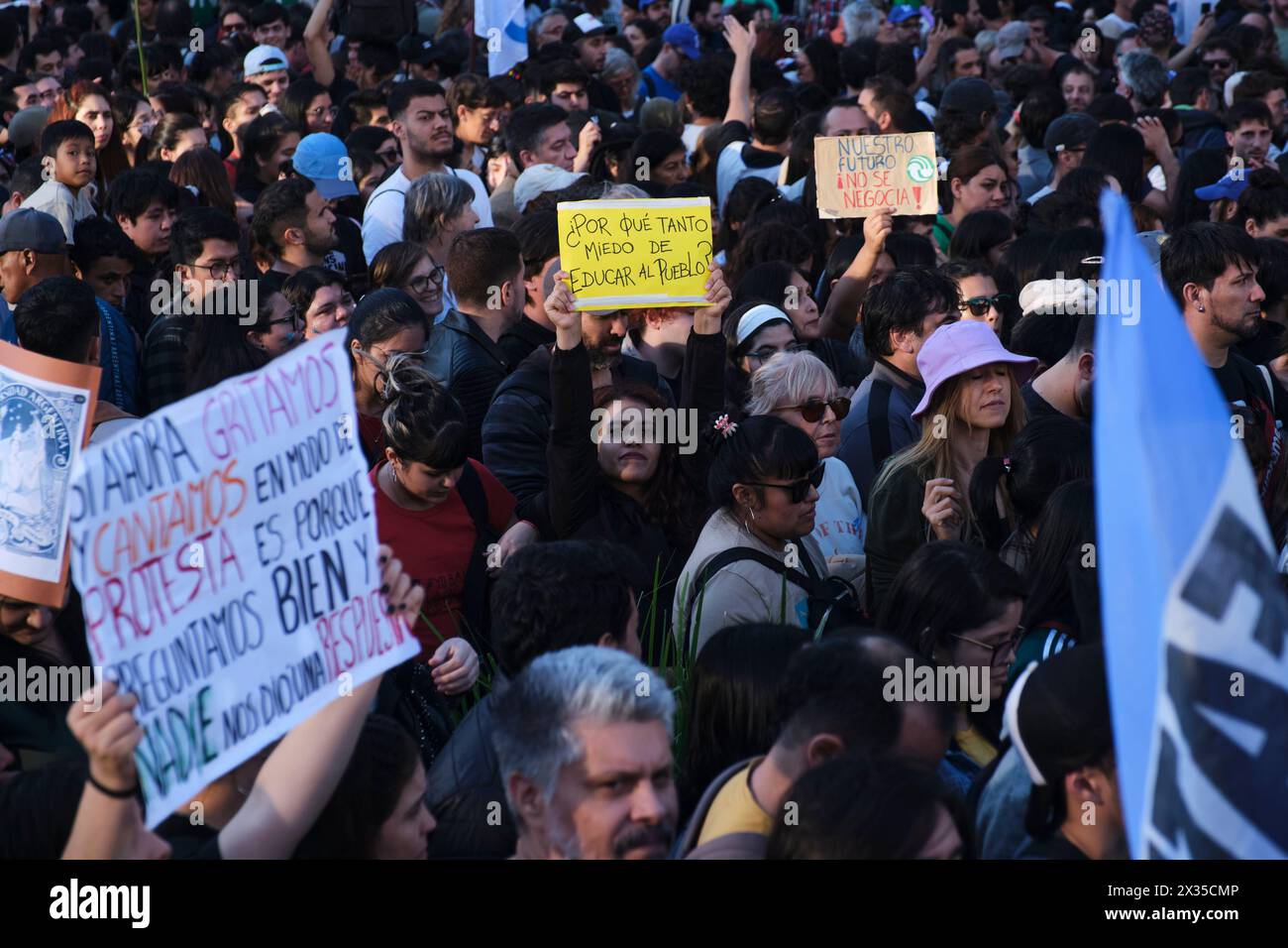 Buenos Aires, Argentina, 23 aprile 2024: Protesta in difesa dell'istruzione universitaria pubblica, gratuita e di qualità. Poster: Perché hai così tanta paura di educare Foto Stock