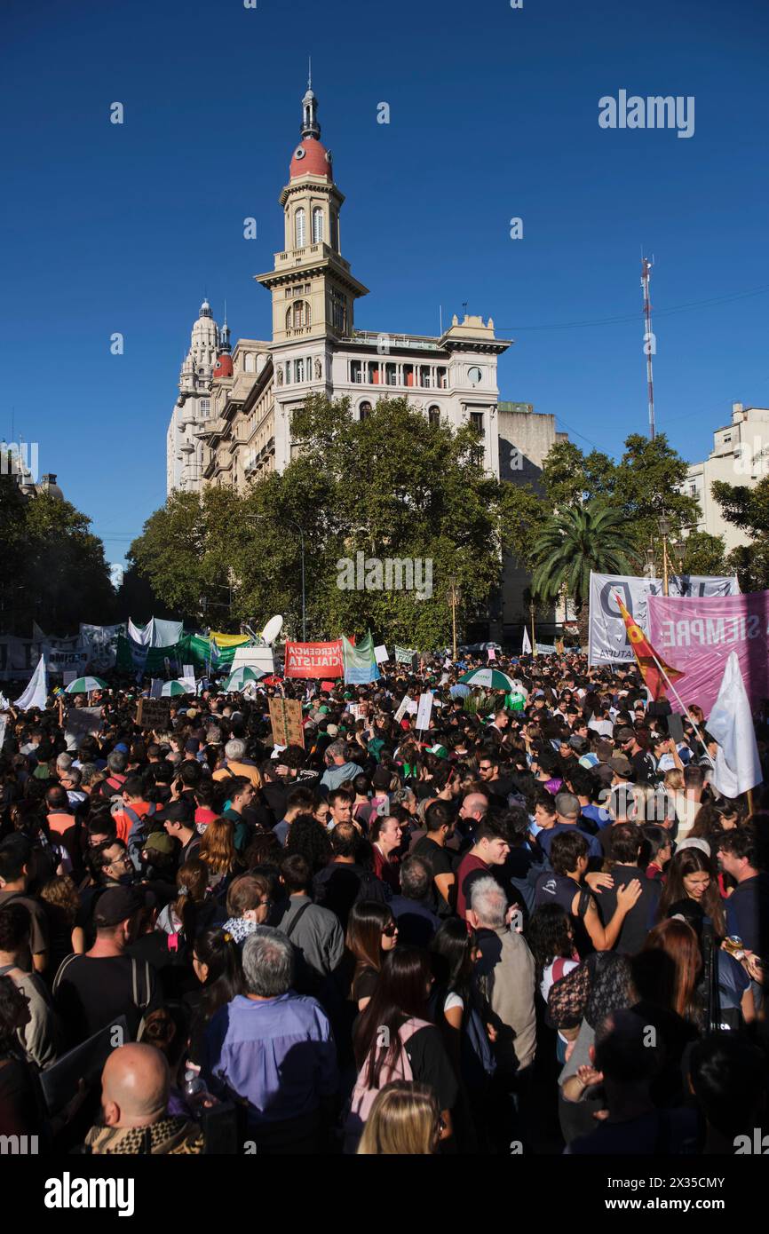 Buenos Aires, Argentina, 23 aprile 2024: Folle di persone in marcia nella piazza del Congresso Nazionale protestando in difesa del pubblico, libero e di qualità Foto Stock