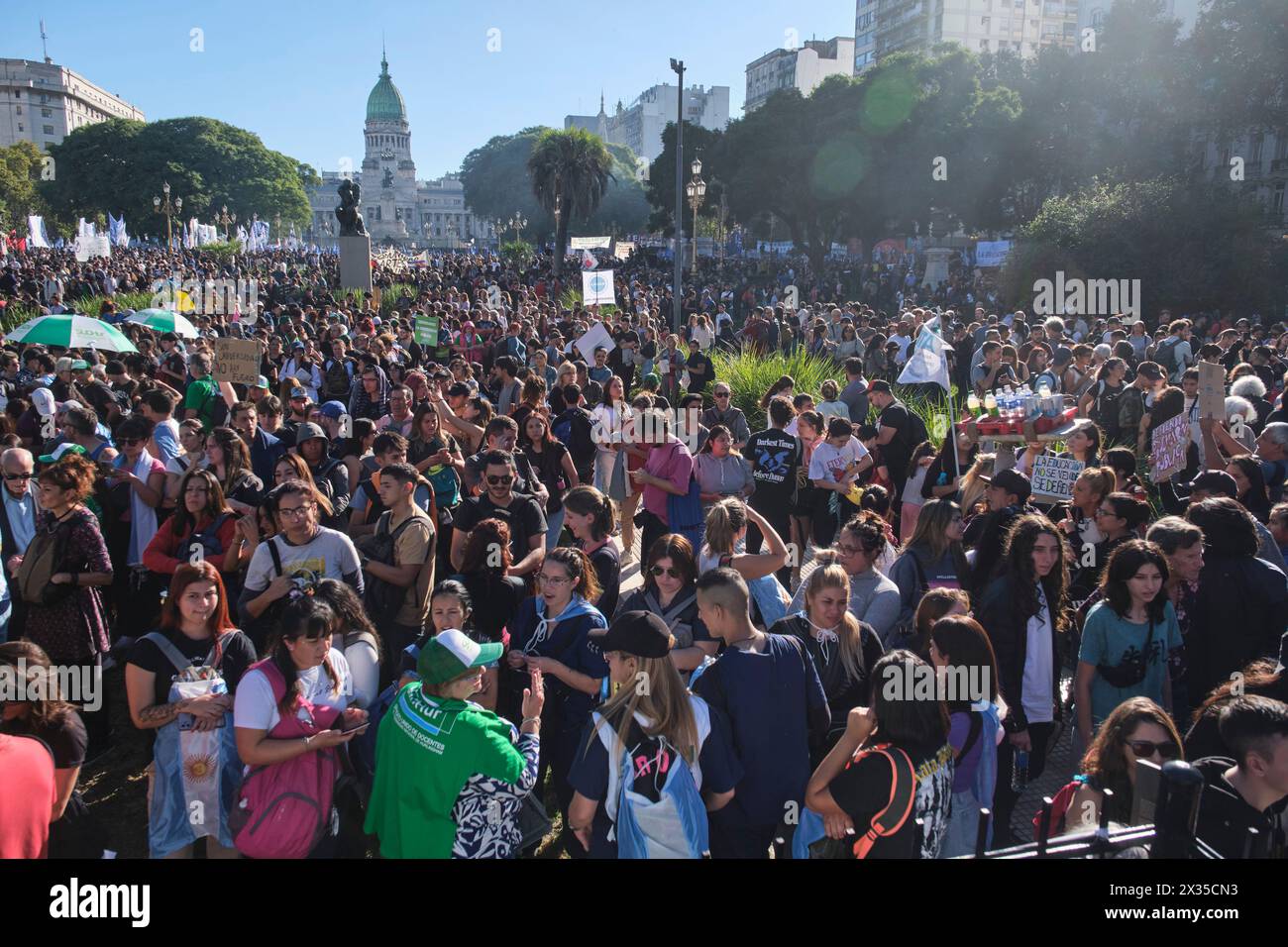 Buenos Aires, Argentina, 23 aprile 2024: Folle di persone in marcia nella piazza del Congresso Nazionale protestando in difesa del pubblico, libero e di qualità Foto Stock