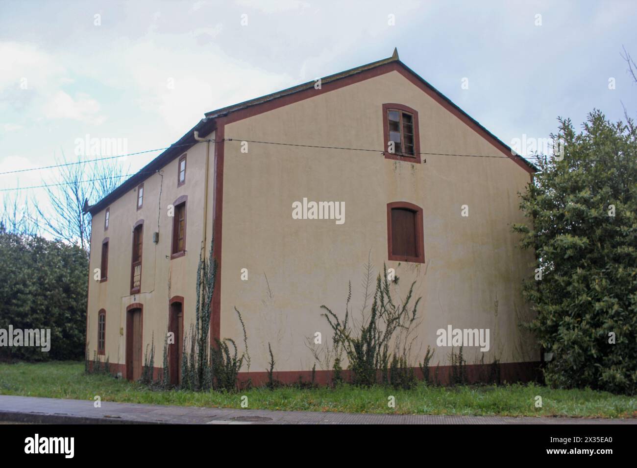 Casa abbandonata vicino a una strada in Galizia, Spagna Foto Stock