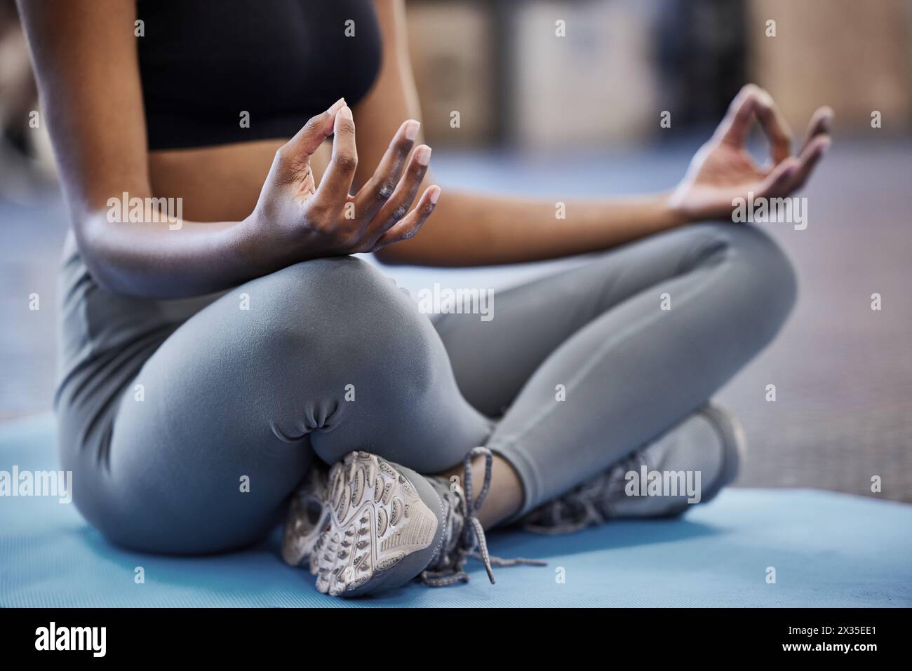 Donna, mani e mediatrice in palestra con yoga, cura di sé e esercizio fisico per il benessere del corpo e allineamento chakra o calma. Consapevolezza, sollievo dallo stress e. Foto Stock