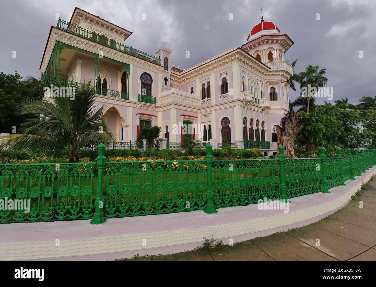 196 facciata est del Palazzo Palacio de Valle, in stile ispano-moresco con diverse influenze architettoniche. Cienfuegos-Cuba. Foto Stock