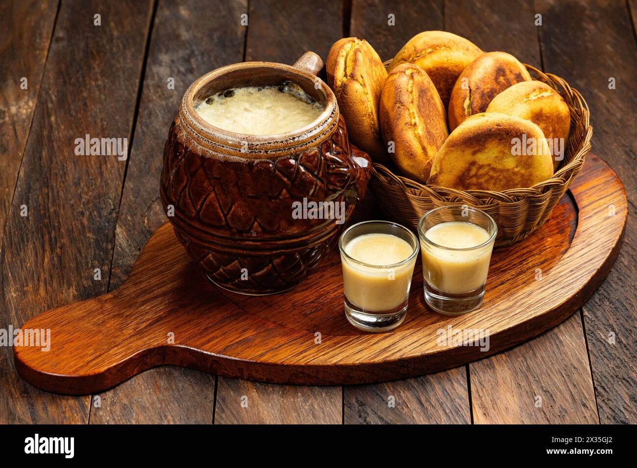 Chicha bevanda alcolica e tradizionale arepas di Boyaca tipica Foto Stock