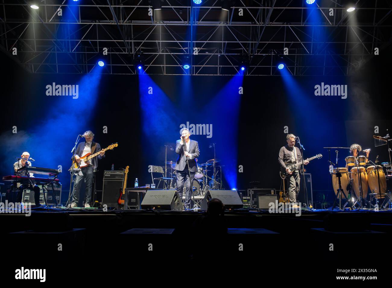 Tony Hadley, nome d'arte di Anthony Patrick Hadley, con la Fabulous TH Band, sul palco durante le sue esibizioni dal vivo per ÒMad About You con la Fabulous TH Band European TourÓ al PalaUnical Theatre il 24 aprile 2024 a Mantova. Foto Stock