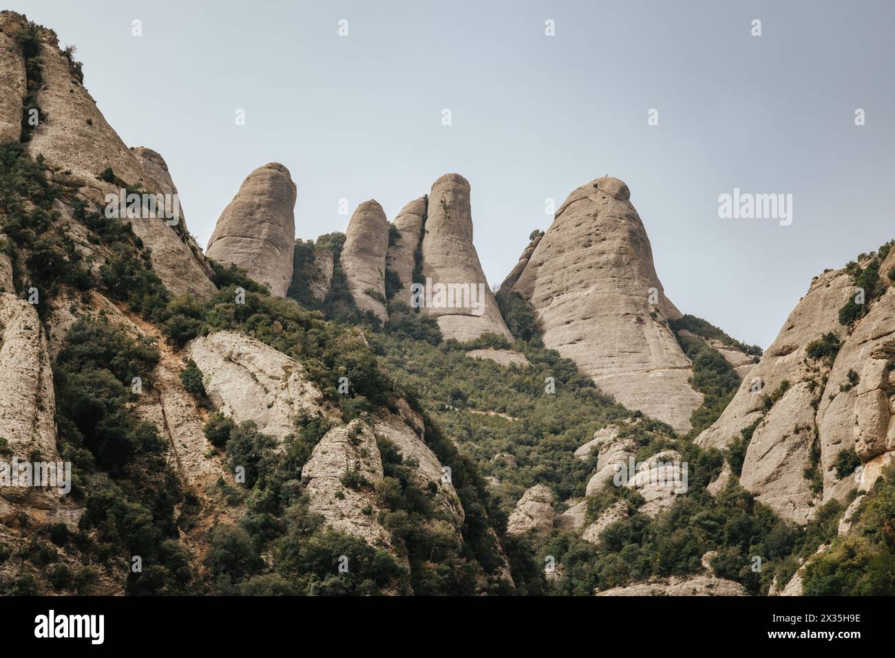 Montagne e formazioni rocciose nella catena montuosa di Montserrat, vicino a Barcellona, Catalogna, Spagna. Foto Stock