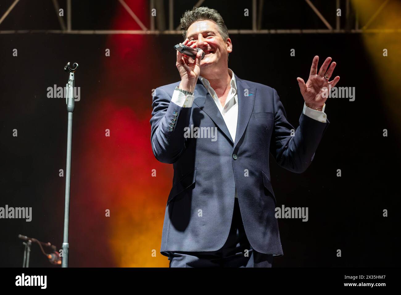 Concerto di musica - Tony Hadley - Mad About You con la favolosa TH Band Tony Hadley, nome d'arte di Anthony Patrick Hadley, canta sul palco durante le sue esibizioni dal vivo per Mad About You con il favoloso TH Band European Tour al PalaUnical Theatre il 24 aprile 2024 a Mantova, Italia. Mantova PalaUnical Theatre Italia Copyright: XRobertoxTommasinix/xLiveMediax LPM 1327388 Foto Stock