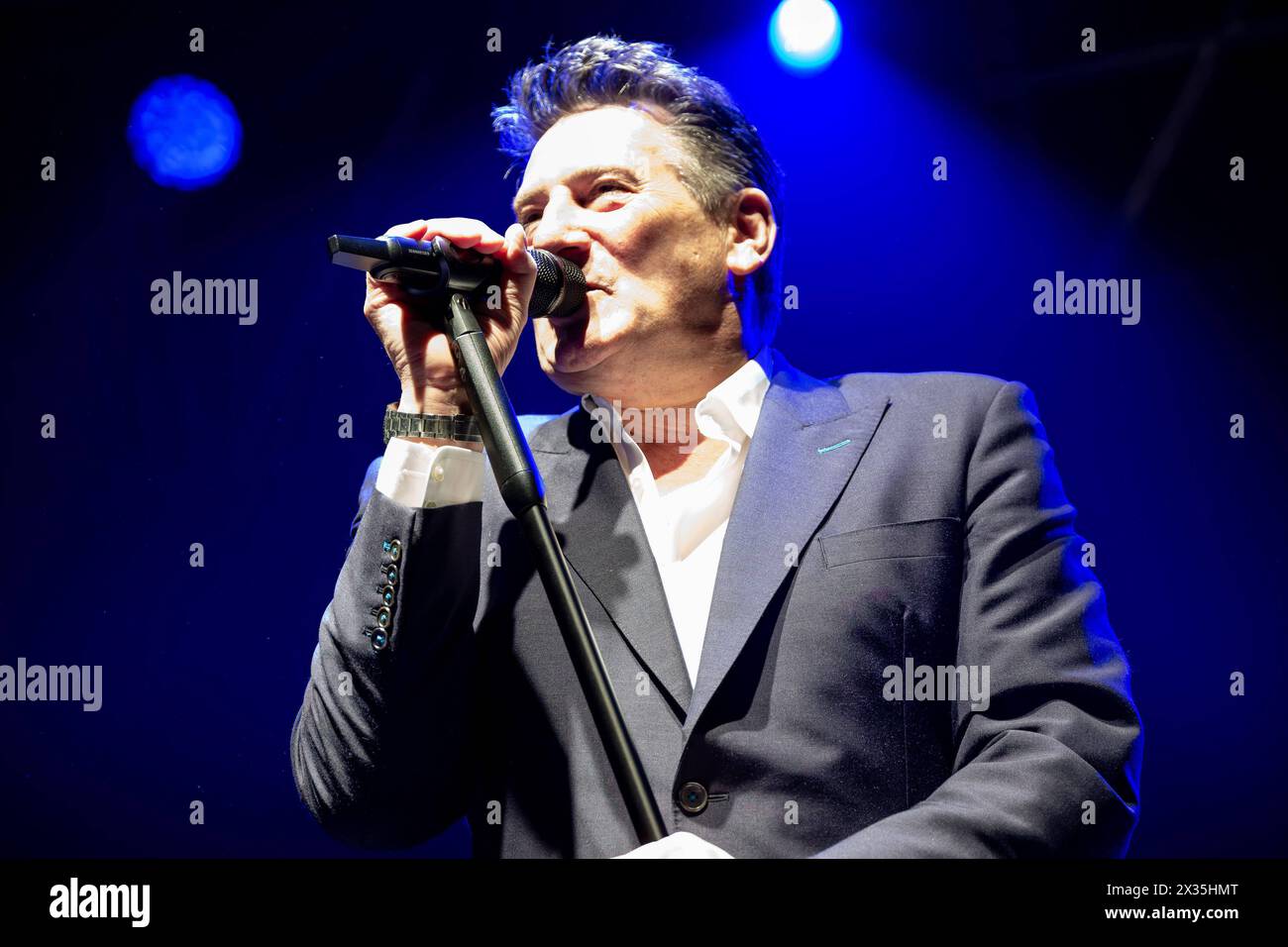 Concerto di musica - Tony Hadley - Mad About You con la favolosa TH Band Tony Hadley, nome d'arte di Anthony Patrick Hadley, canta sul palco durante le sue esibizioni dal vivo per Mad About You con il favoloso TH Band European Tour al PalaUnical Theatre il 24 aprile 2024 a Mantova, Italia. Mantova PalaUnical Theatre Italia Copyright: XRobertoxTommasinix/xLiveMediax LPM 1327381 Foto Stock