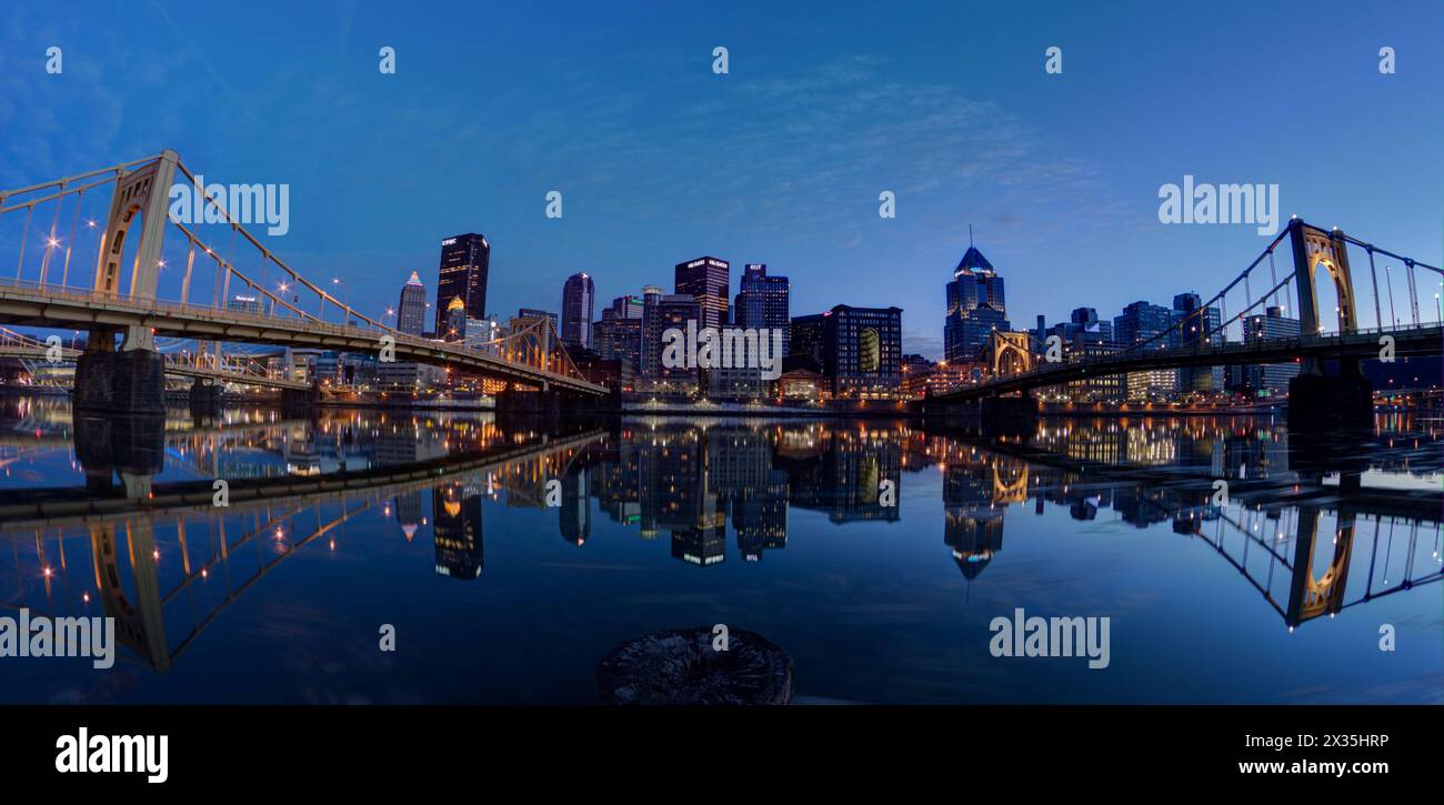 Mirrored City: Centro di Pittsburgh da Allegheny Commons Foto Stock