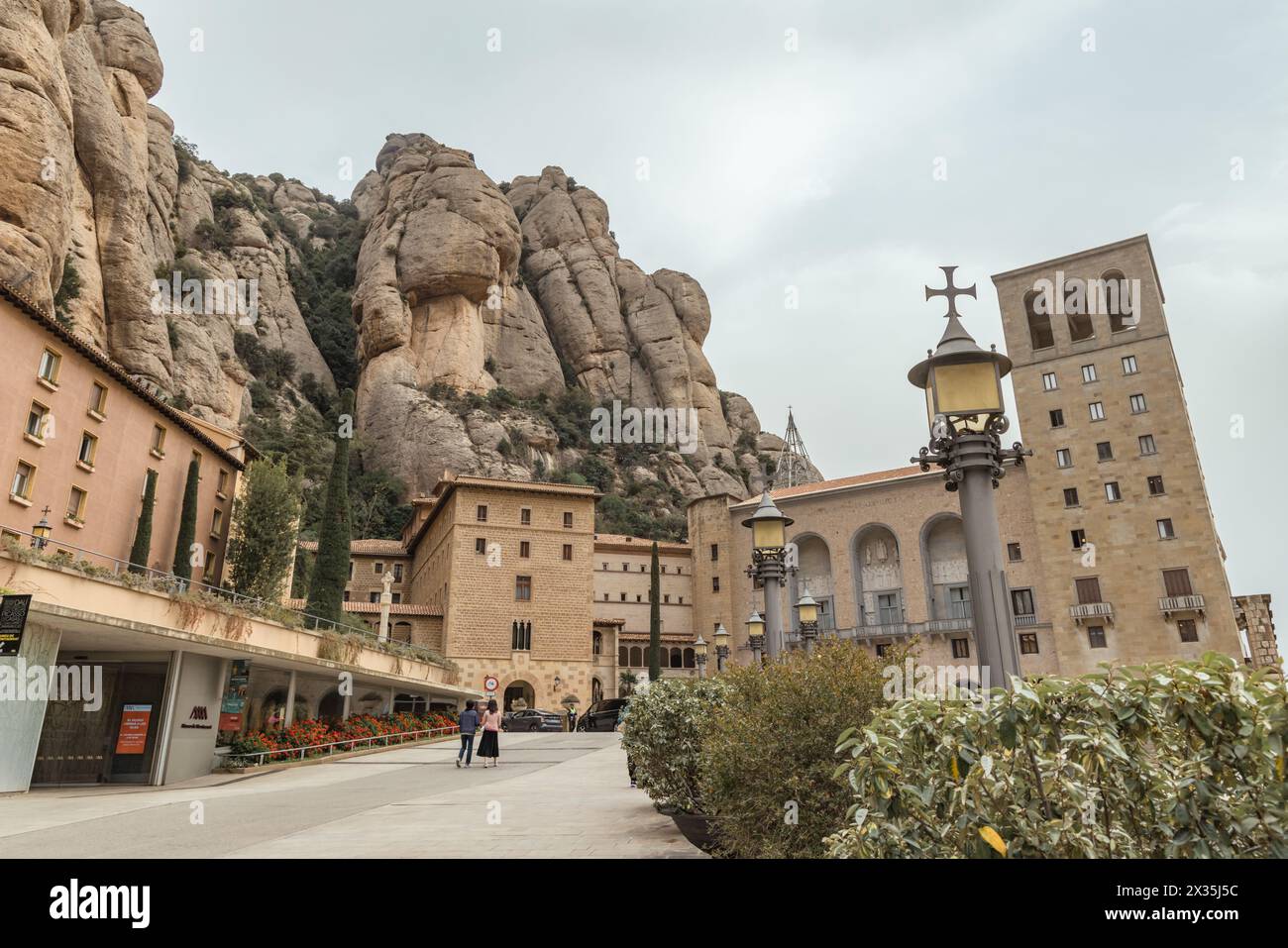 Abbazia di Santa Maria de Montserrat e monastero sovrastato dalle montagne a Monistrol de Montserrat, Catalogna, Spagna Foto Stock