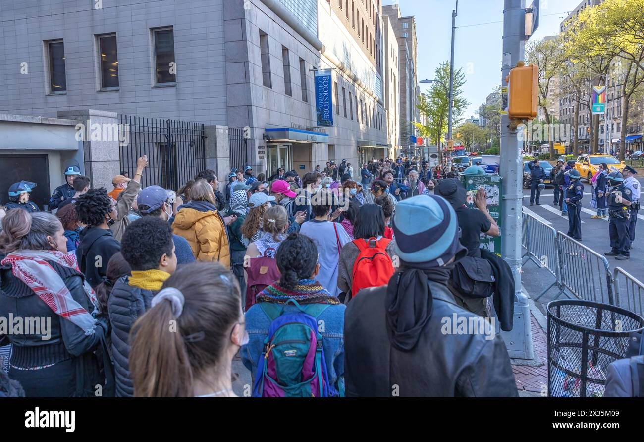 NEW YORK, N.Y. – 22 aprile 2024: Manifestanti pro-palestinesi si radunano fuori dal campus della Columbia University a Manhattan. Foto Stock