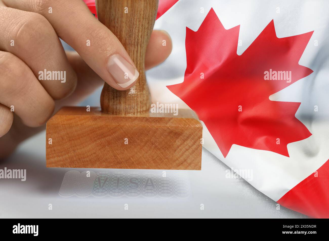 Doppia esposizione della donna che timbra il documento di visto e la bandiera del Canada, primo piano Foto Stock