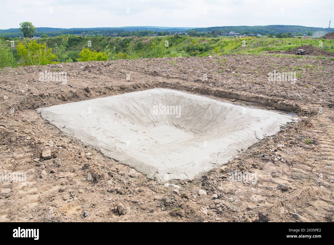 Protezione delle specie, costruzione di acque riproduttive per gli anfibi nel paesaggio coltivato, bacino di cemento fresco, Stolberg, Nord Foto Stock