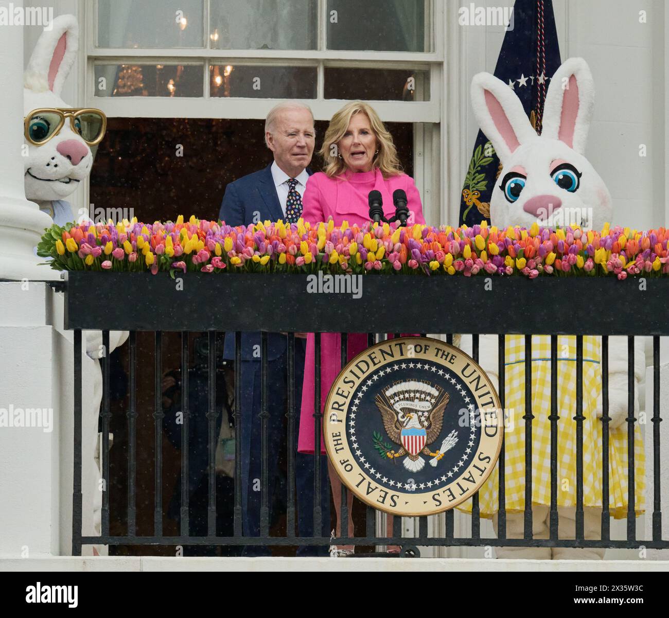 WASHINGTON, D.C., USA - 1 APRILE 2024: Il presidente Joe Biden e la First Lady Jill Biden rilasciano le loro osservazioni al White House Easter Egg Roll del 2024. Foto Stock