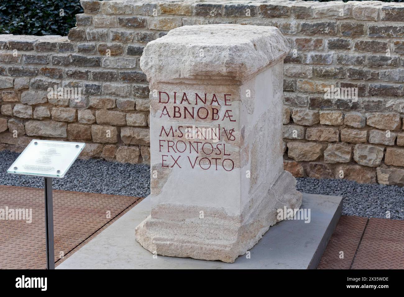 Pietra votiva per la divinità celtico-romana Diana Abnoba, II secolo d.C., rovine romane delle terme Badenweiler, città termale Badenweiler, Foresta Nera Foto Stock