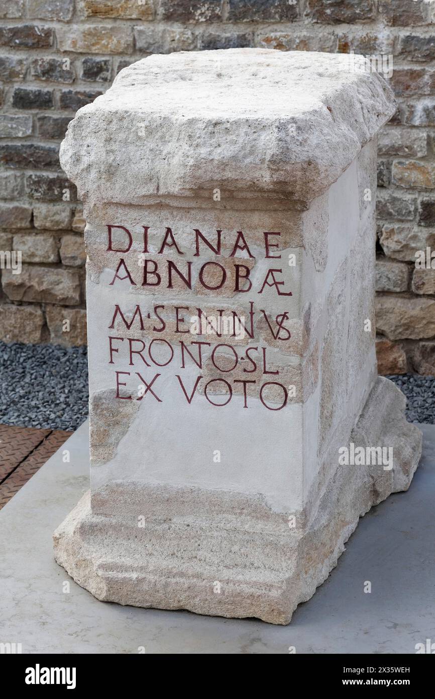 Pietra votiva per la divinità celtico-romana Diana Abnoba, II secolo d.C., rovine romane delle terme Badenweiler, città termale Badenweiler, Foresta Nera Foto Stock
