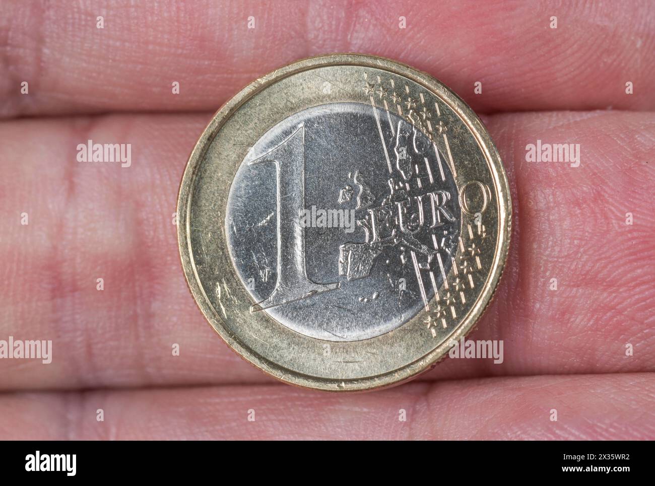 Denaro, mano, moneta, 1 euro, foto simbolo Foto Stock