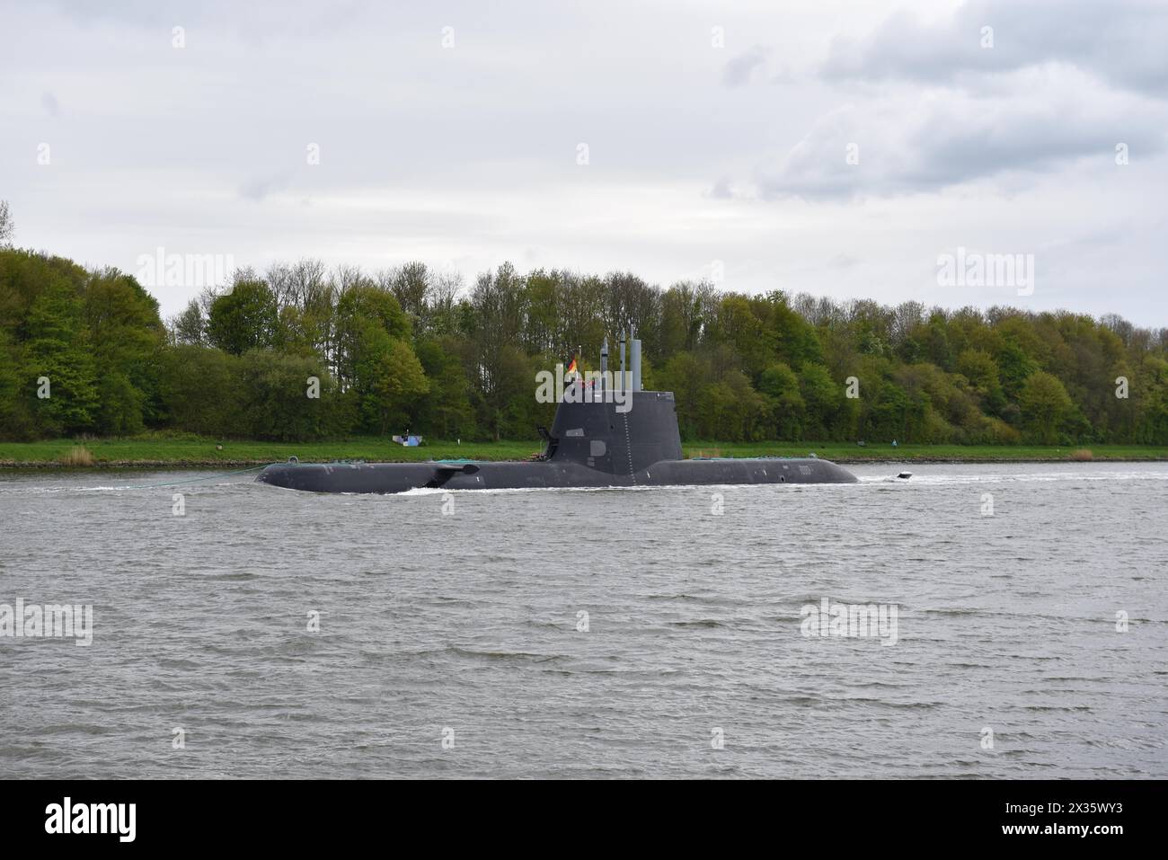 Nave da guerra, sottomarino, sottomarino TKMS Submarine 01 che naviga nel canale di Kiel, Canale di Kiel, Schleswig-Holstein, Germania Foto Stock