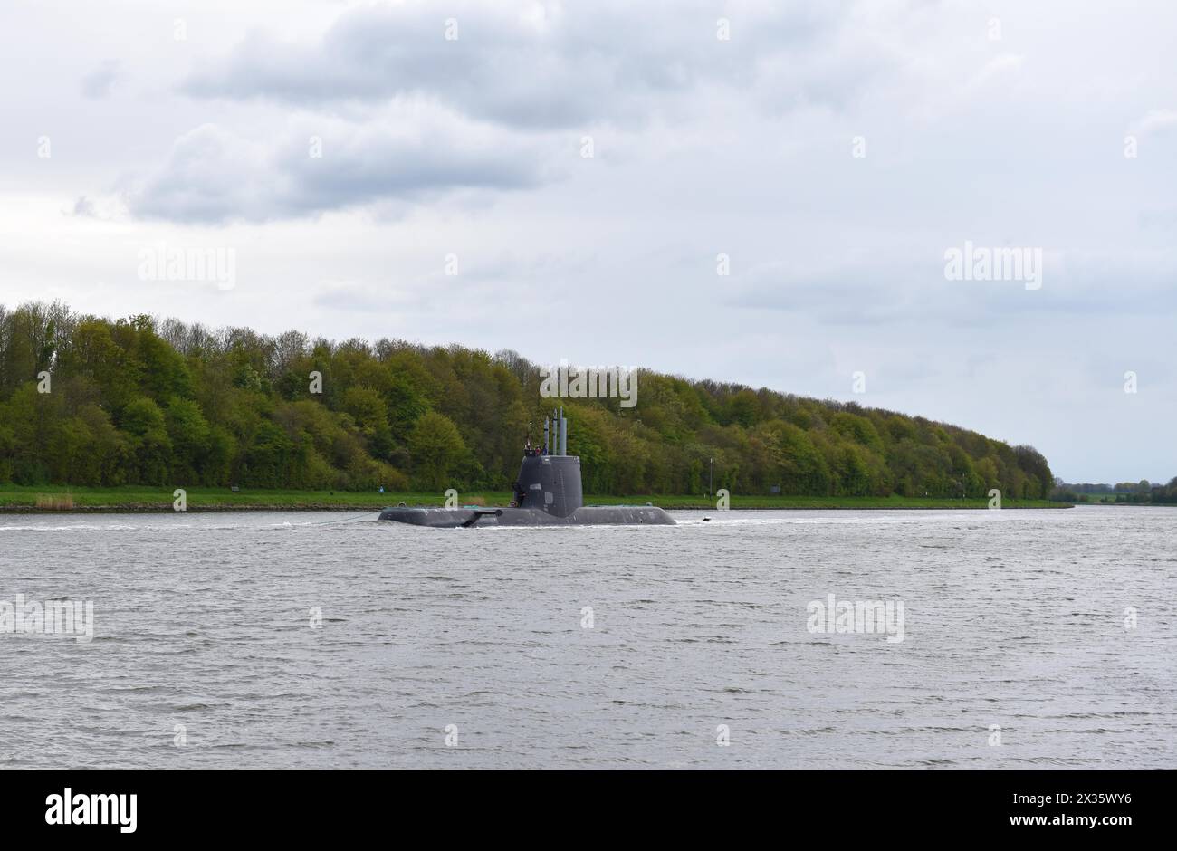 Nave da guerra, sottomarino, sottomarino TKMS Submarine 01 che naviga nel canale di Kiel, Canale di Kiel, Schleswig-Holstein, Germania Foto Stock