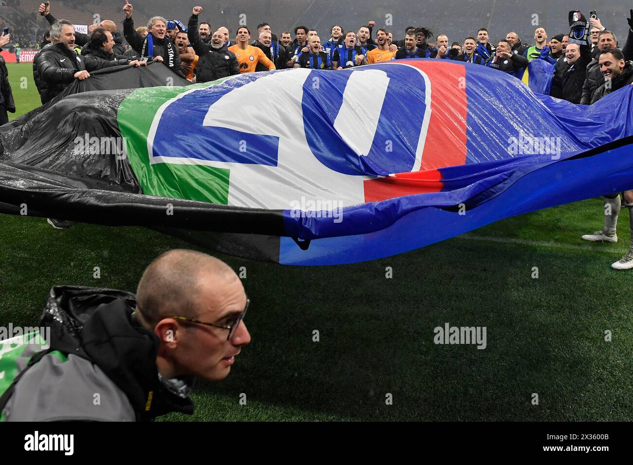 I giocatori e lo staff dell'FC Internazionale celebrano la vittoria del campionato italiano al termine della partita di serie A tra l'AC Milan e l'FC Internazionale allo stadio San Siro di Milano (Italia), 22 aprile 2023. L'FC Internazionale ha vinto il ventesimo "scudetto" della sua storia. Foto Stock