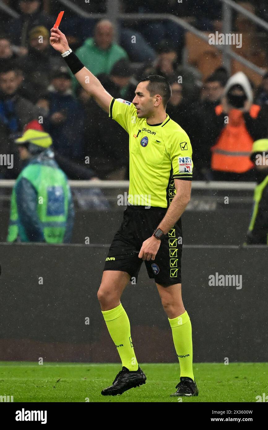 L'arbitro Andrea Colombo mostra un cartellino rosso durante la partita di serie A tra l'AC Milan e l'FC Internazionale allo stadio San SiroStadium di Milano (Italia), 22 aprile 2023. Foto Stock