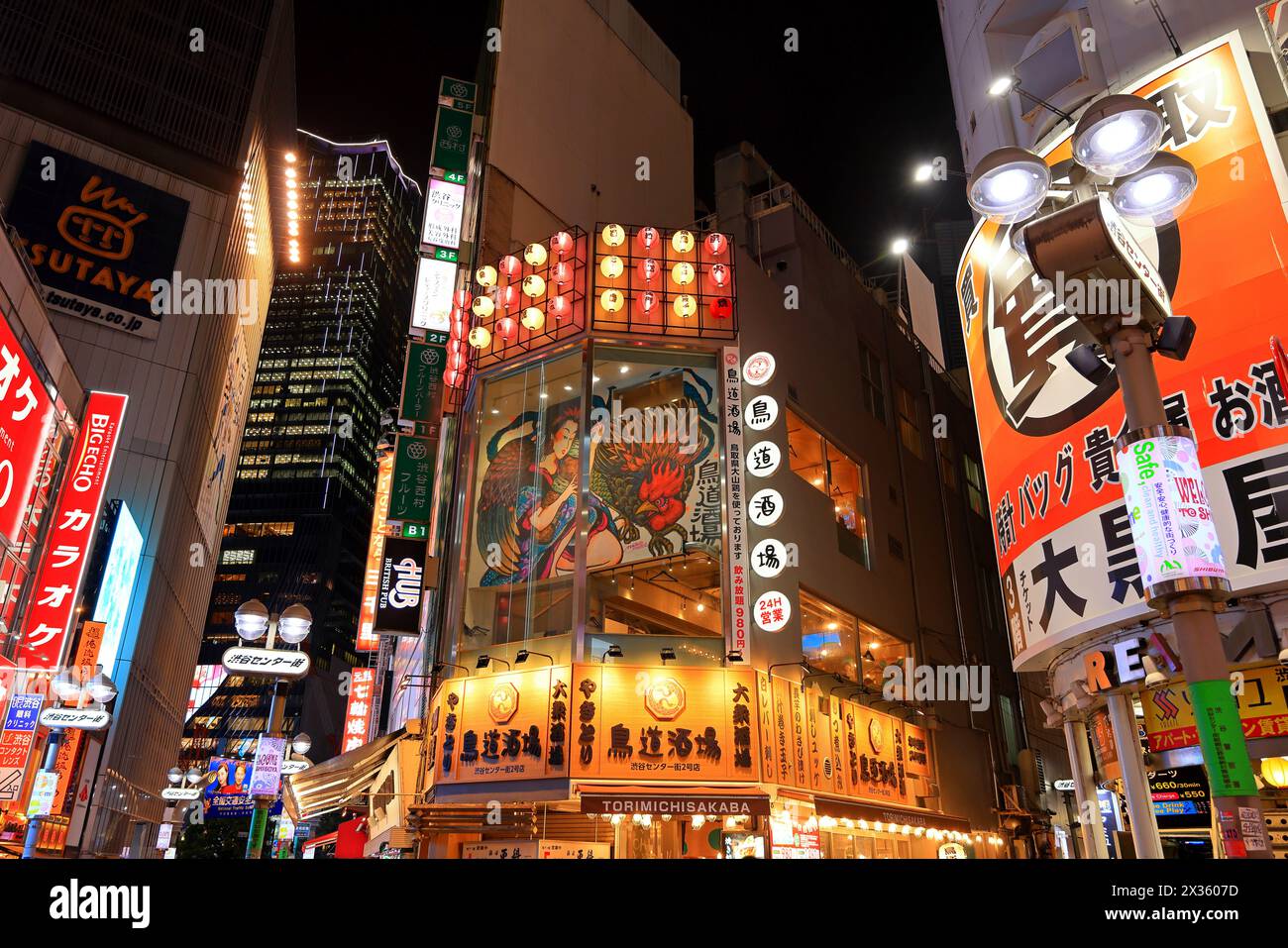 Vista notturna con insegne al neon e cartelloni luminosi a Dotonbori, Chuo Ward, Osaka, Giappone Foto Stock