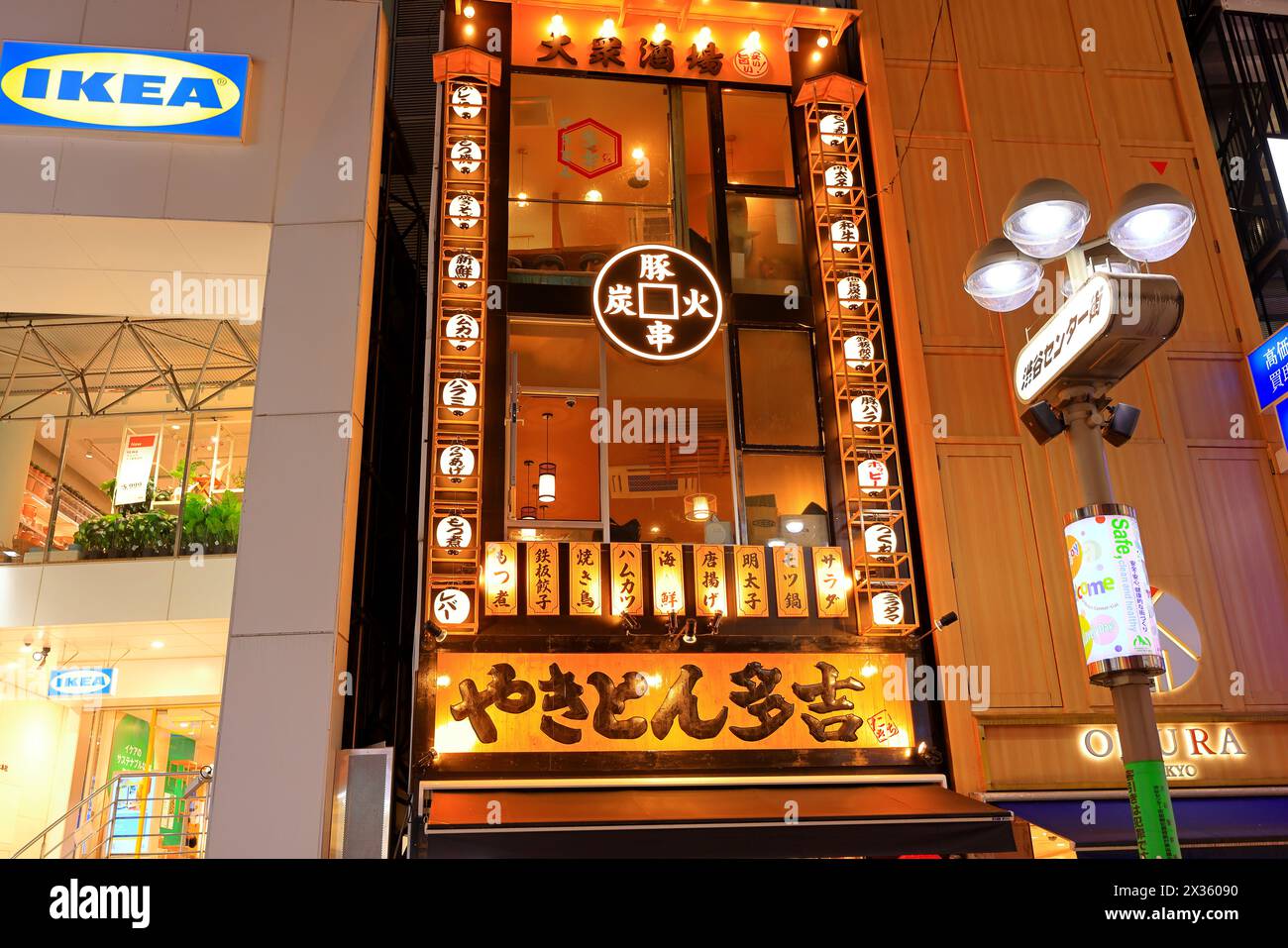 Vista notturna con insegne al neon e cartelloni luminosi a Dotonbori, Chuo Ward, Osaka, Giappone Foto Stock