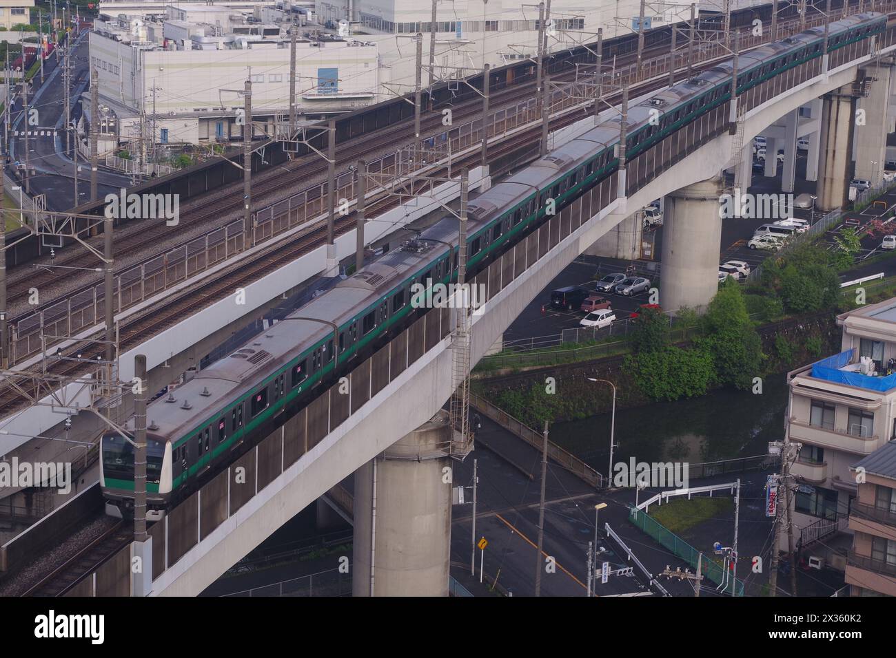 Treno locale sulla linea JR Saikyo, prefettura di Saitama, Giappone Foto Stock